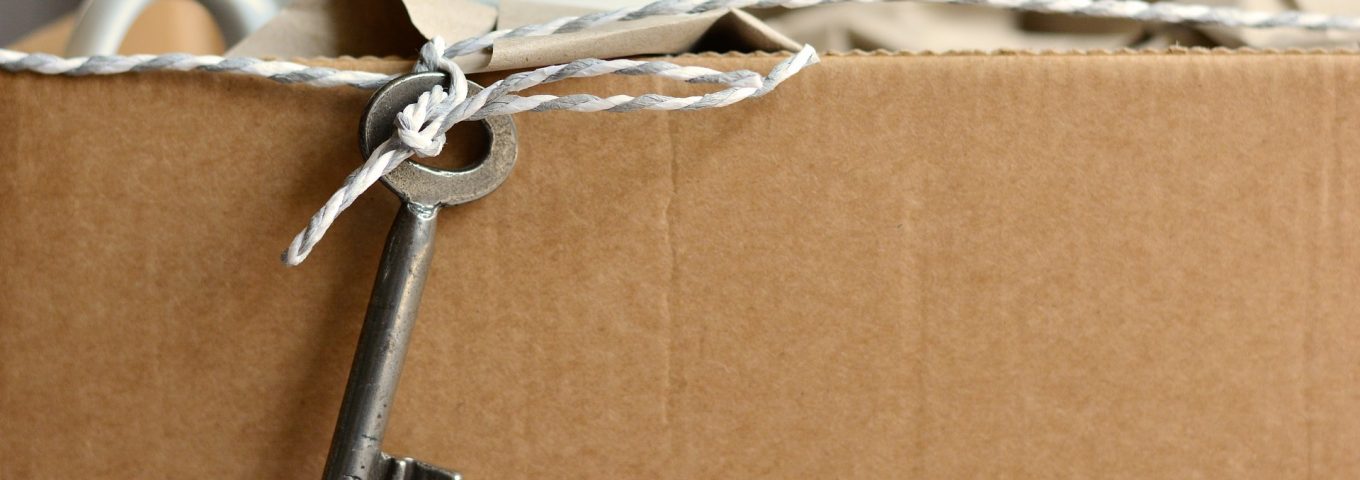 box with coffee cups and decorative key on a string